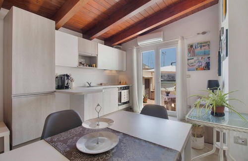 Terlizzi Apartment | Attica BeB - 'Yellow' Room with Shared Terrace, Wi-Fi and Air Conditioning