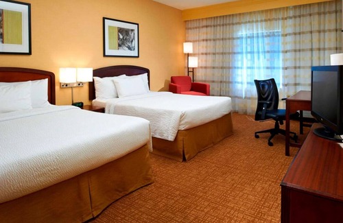 West Dundee Resort | Attractions Nearby! 4 Pet-Friendly Units, Pool, FREE Parking, Close to NOW Arena