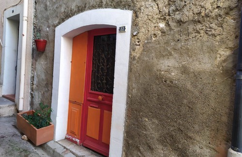 Estagel House | Attractive, Renovated Village House in Traffic-free Street