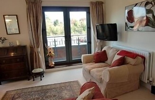 Diglis Apartment | Attractive Waterside Apartment