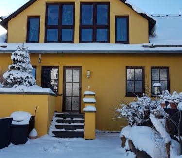 Neundorf Apartment | Attraktive FeWo in Rosenthal am Rennsteig