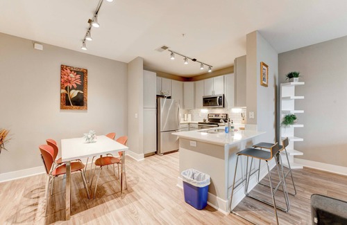 Swede Hill Apartment | ATX 2BR/1BA Apt Downtown View/Walk Score: 89