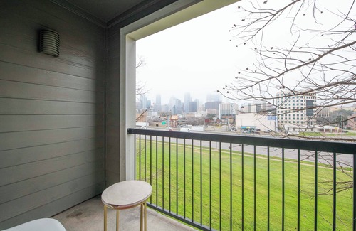 Swede Hill Apartment | ATX 2BR/1BA Apt Downtown View/Walk Score: 89