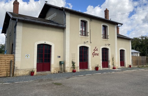 Mers-sur-Indre House | Atypical stay in a renovated 19th century train station