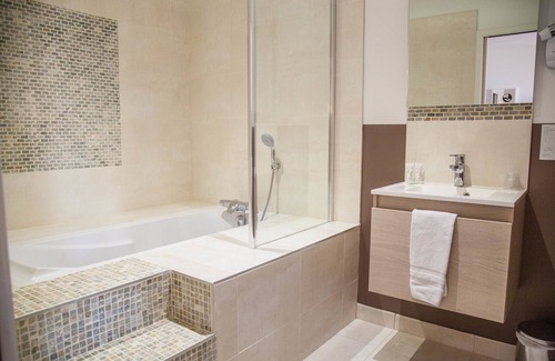 Manou Hotel | Auberge du Moulin à Vent, The Originals Relais