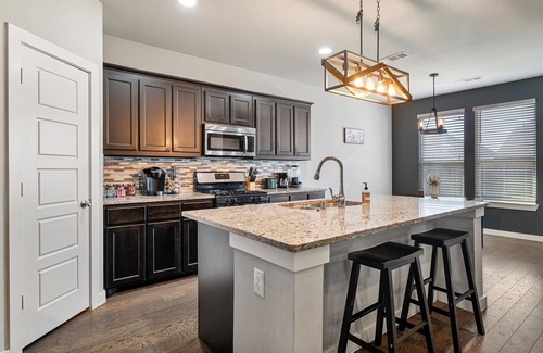 Aubrey House | Aubrey Escape w/Fenced Backyard by StayLage