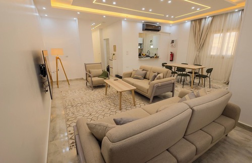 New Cairo Apartment | AUC Jacuzzi, Chic + Cozy Retreat with WiFi, AC