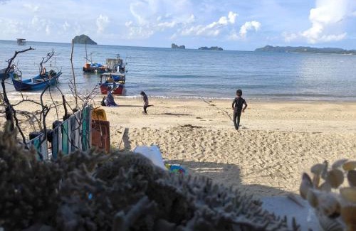 Langkawi House | Aura Bluewave Beach House and Mini Beach Cafe