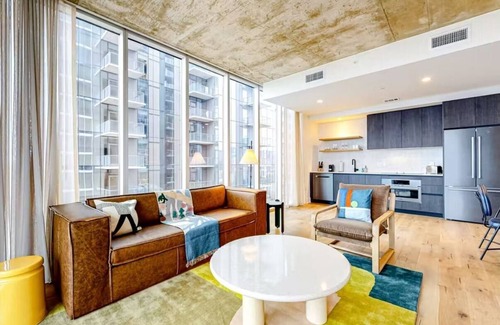 East Cesar Chavez Condo | Austin Downtown Condo - 1BR Lakeview 23rd-floor