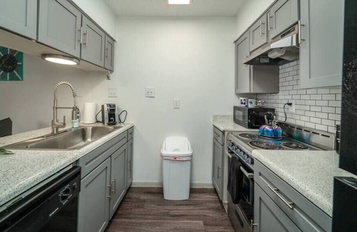 North University Apartment | Austinite ~ Stylish, Fun & Cozy ~ Mins to Moody & DT