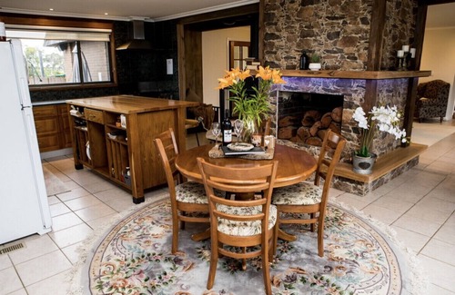 Wildwood House | Australian Country Retreat – Serenity & Bliss, 8 min to Melb Airport
