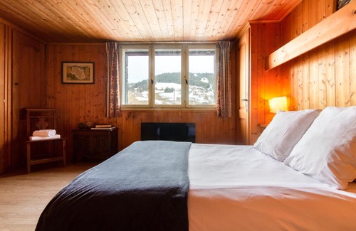 Le Planellet Apartment | Authentic 2BR apartment 500m from city center