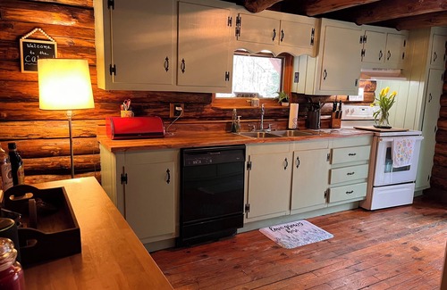 Campton Cabin | Authentic Log Cabin! Fun for families/Near Owl's Nest!/New Year's Eve avail!