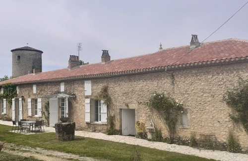 Saint-Pierre-de-Bat House | Authentic Maison de Maitre Meunier in the heart of vineyards and organic crops.