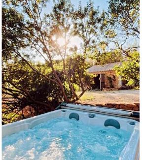 Le Beausset Bed & Breakfast | Authentique bergerie en pierre avec jacuzzi privé piscine et massages La grange des amoureux