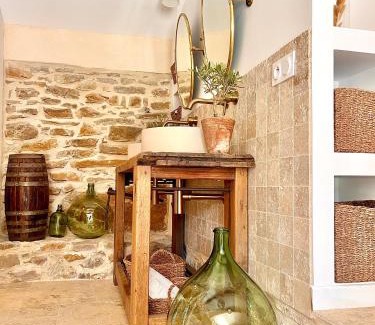 Le Beausset Bed & Breakfast | Authentique bergerie en pierre avec jacuzzi privé piscine et massages La grange des amoureux