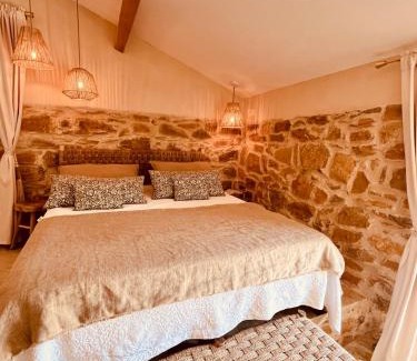 Le Beausset Bed & Breakfast | Authentique bergerie en pierre avec jacuzzi privé piscine et massages La grange des amoureux