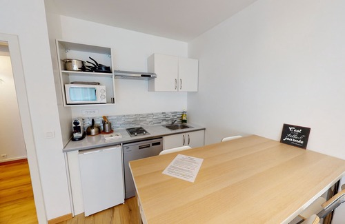 Orangerie Apartment | aux bons amis parlement orangerie up to 4