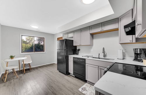 Munster Apartment | AVAIL 11/17- NEW 2BED CONDO by Hospital & Chicago