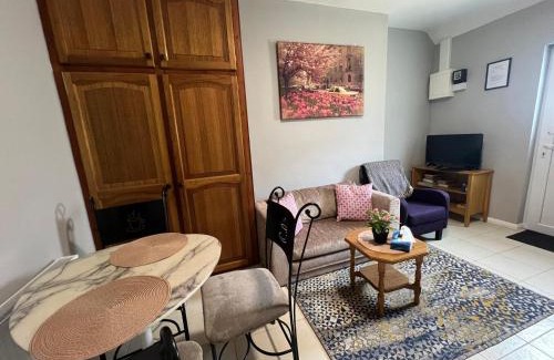 Kilmagig Lower Apartment | Avonbeg Cottages 2 bed 1 bath Accommodate 3 guests