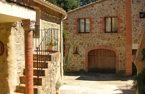 Vives Apartment | Award-winning Character Holiday Apartment in a Catalan Farmhouse (Casals)