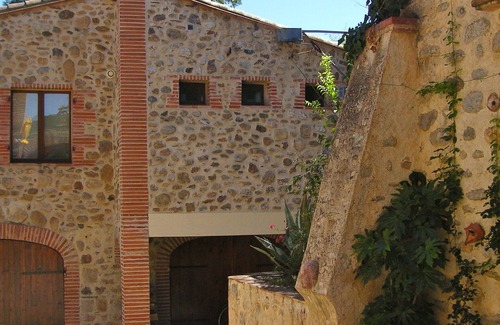 Vives Apartment | Award-winning Character Holiday Apartment in a Catalan Farmhouse (Casals)