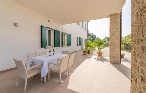 Cinto Euganeo Apartment | Awesome Apartment In Valnogaredo Pd