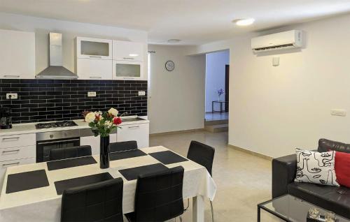 Viskovici House | Awesome Home In Sveti Lovrec Labinski