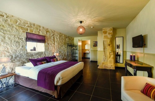 Les Salles-De-Castillon Bed & Breakfast | B&B amid the Bordeaux vineyards - room in a barn conversion full of character