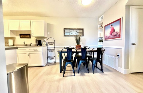 Albuquerque Apartment | Balloon Route 66/Pool/Gated/Covered Free Parking/Playground/Centrally Located