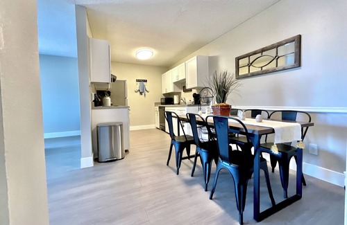 Albuquerque Apartment | Balloon Route 66/Pool/Gated/Covered Free Parking/Playground/Centrally Located