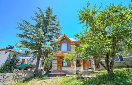 Aleo Cottage | Balvenie - 4 BHK - A mountain View cottage 5 min away from Mall Road