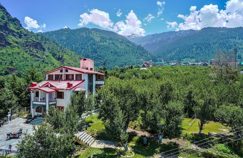 Aleo Cottage | Balvenie - 4 BHK - A mountain View cottage 5 min away from Mall Road