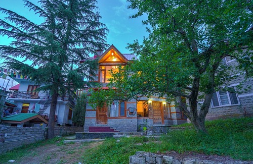 Aleo Cottage | Balvenie - 4 BHK - A mountain View cottage 5 min away from Mall Road