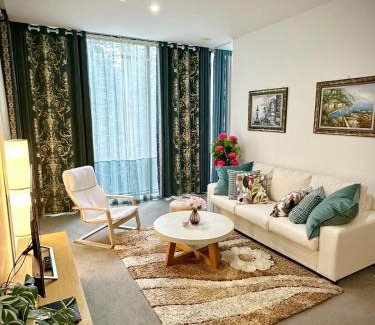 Waterloo Apartment | Bamboo Grove Retreat with Infinity Pool 竹林幽居无边泳池