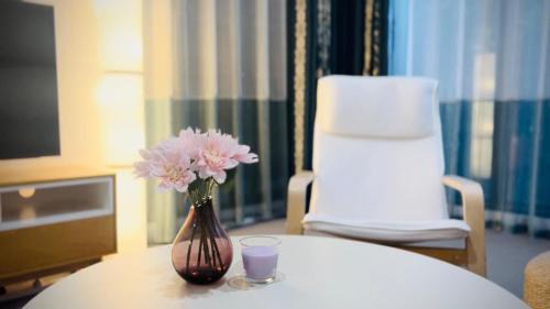 Waterloo Apartment | Bamboo Grove Retreat with Infinity Pool 竹林幽居无边泳池