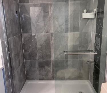 Citadel House | Banff Garden Suite&2mins Bus station Close LRT& Free Parking