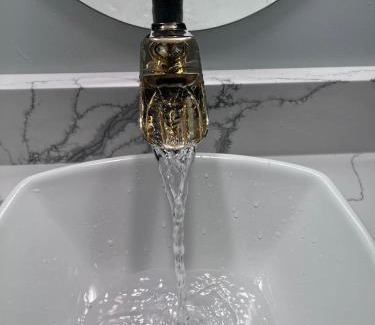 Citadel House | Banff Garden Suite&2mins Bus station Close LRT& Free Parking