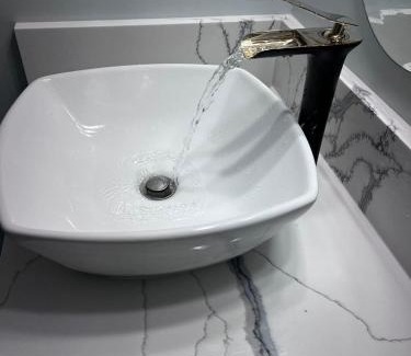 Citadel House | Banff Garden Suite&2mins Bus station Close LRT& Free Parking