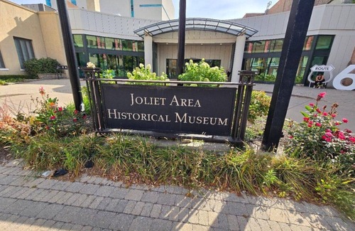 Joliet Apartment | Banks Brothers Suite -Spacious 2-Bedroom where Comfort Meets Convenience