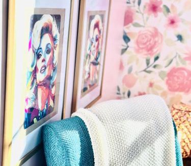 Russell House | Barbie-1bed1bathkitchdeckgrill-sleeps Up To 4