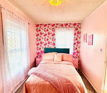 Russell House | Barbie-1bed1bathkitchdeckgrill-sleeps Up To 4