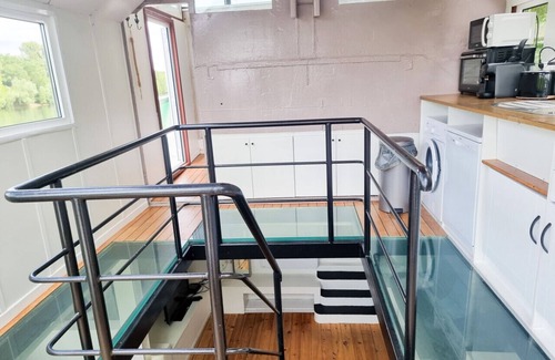 Le Port-Marly Boat Rental | Barge 120 m2 on the banks of the Seine, quiet and green