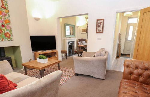 Padfield Cottage | BARNEY'S HIDEAWAY, pet friendly, with open fire in Glossop