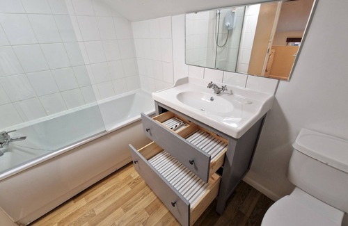 Ivinghoe Cottage | Barnyard Cottage - three bedroom barn conversion with free wi-fi