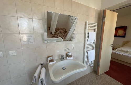 Waischenfeld House | Barrier-free double room - GER House