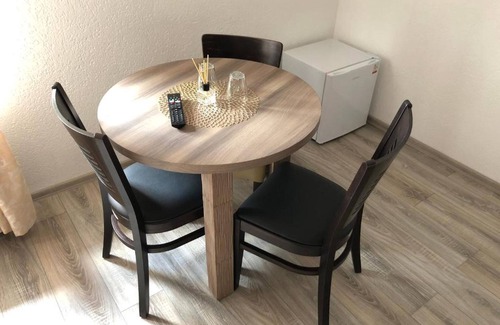 Adorf Apartment | Basic Dreibettzimmer mit Gemeinschaftsbad