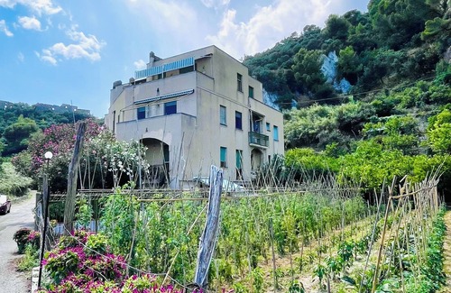 Varigotti Apartment | Bay of Saracens, renovated apartment 6 people with garden parking space