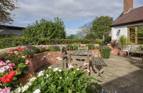 Droitwich Cottage | BAY TREE COTTAGE, pet friendly, with a garden in Droitwich Spa