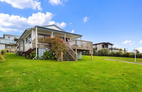 Langs Beach House | Bay View Bach - Langs Beach Holiday Home